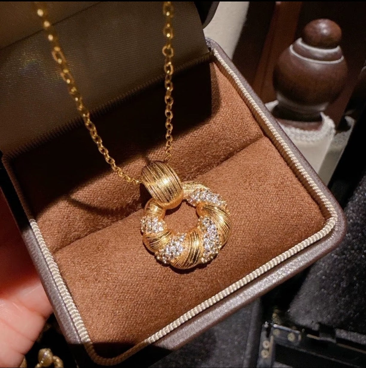 🧡 Twisted Gold Circle Pendant Necklace – Vintage Glamour Meets Modern Sparkle