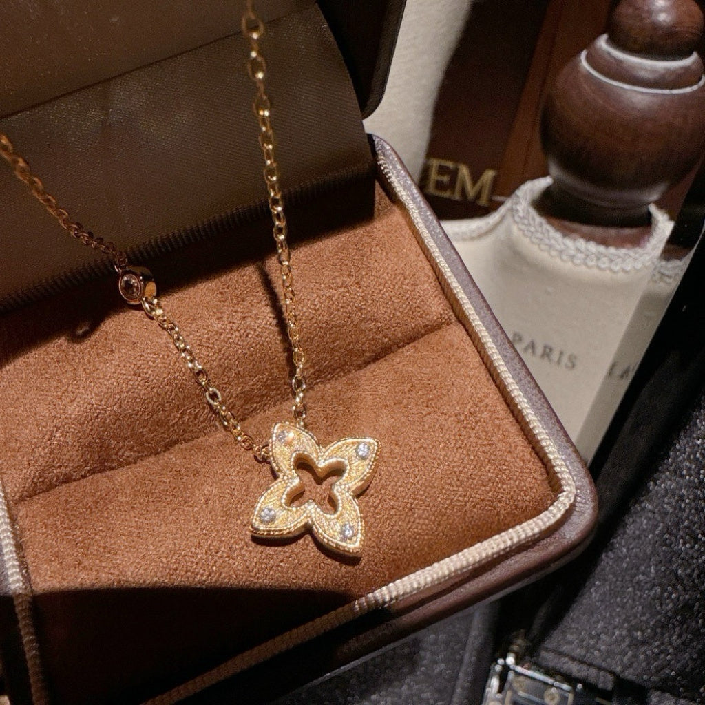 🌸 Golden Blossom Pendant Necklace – Elegant Flower Outline with Crystals