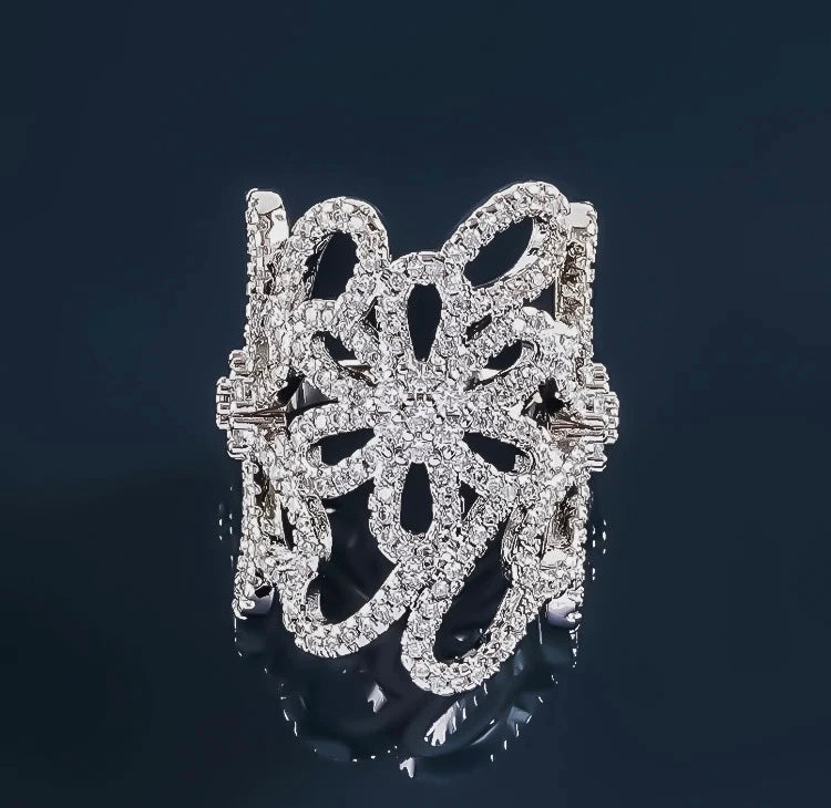 💍Luxury Floral Pavé Ring – Intricate Diamond-Cut Statement Band