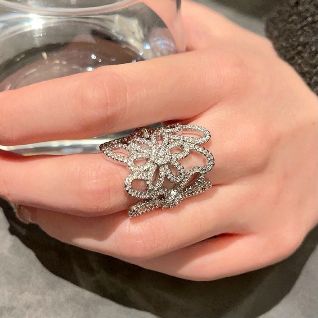 💍Luxury Floral Pavé Ring – Intricate Diamond-Cut Statement Band