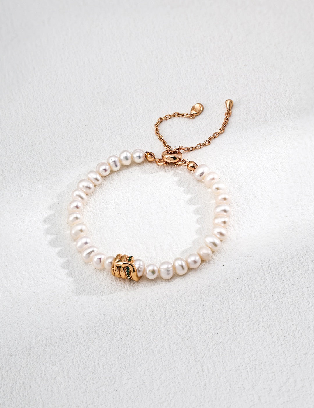 S925 Minimalist Freshwater Pearl Bracelet – Vintage Gold with Zircon Charm