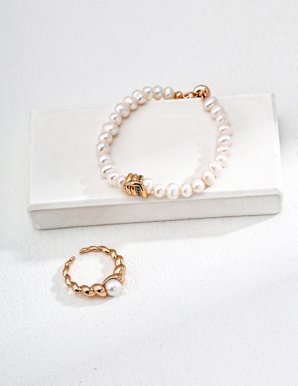 S925 Minimalist Freshwater Pearl Bracelet – Vintage Gold with Zircon Charm