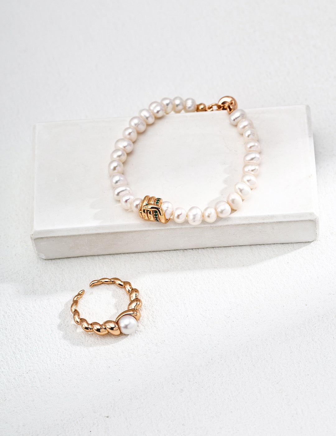 S925 Minimalist Freshwater Pearl Bracelet – Vintage Gold with Zircon Charm