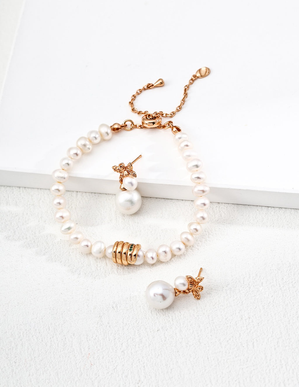 S925 Minimalist Freshwater Pearl Bracelet – Vintage Gold with Zircon Charm