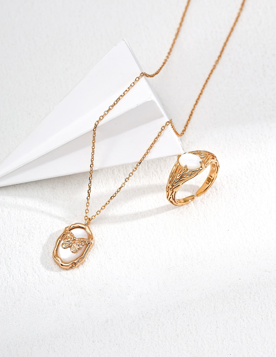 S925 Mother-of-Pearl Pendant Necklace – 18K Gold Vermeil Vintage Oval Design