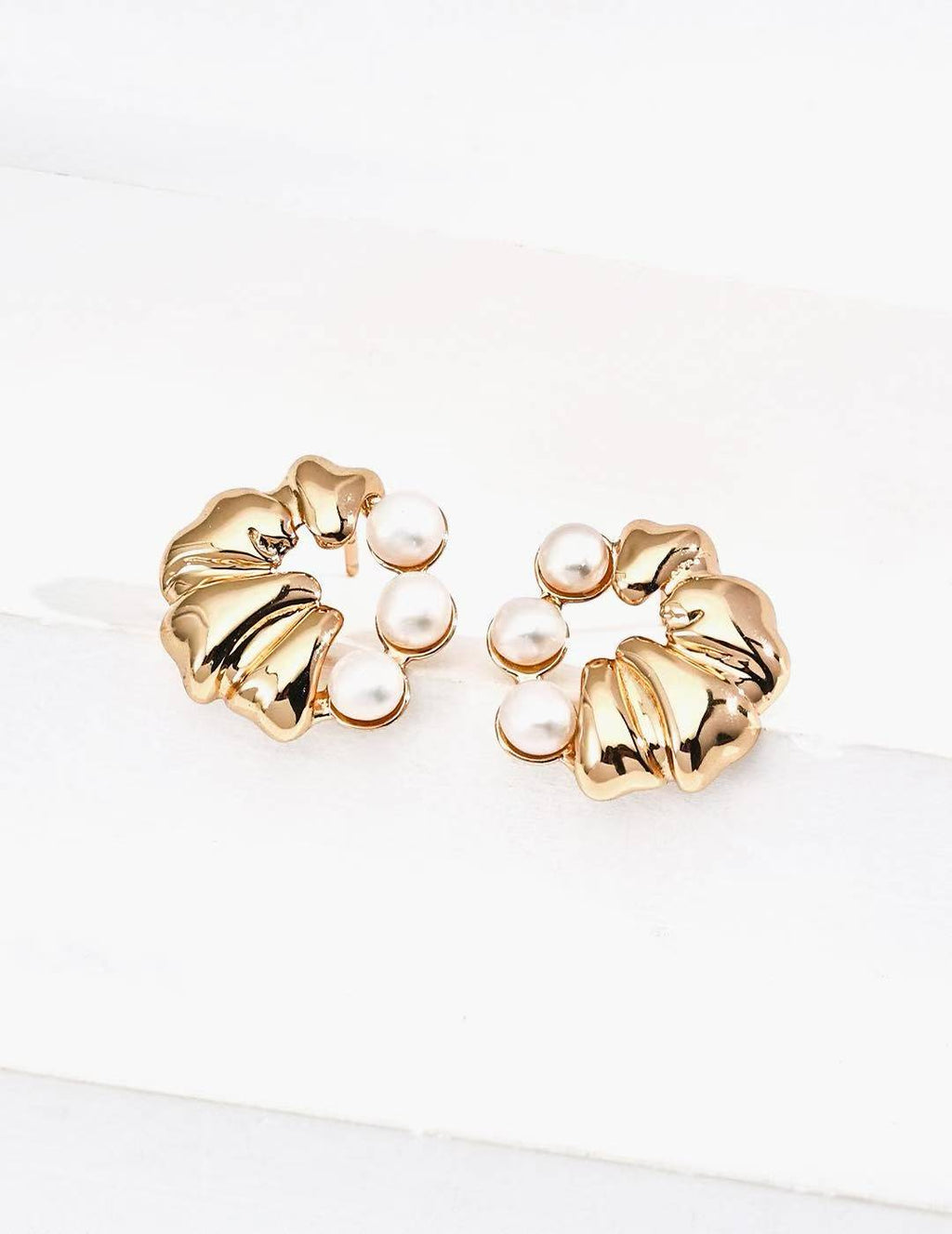 S925 Vintage Pearl Stud Earrings – Gold-Plated Silver with Faux Pearl Accent