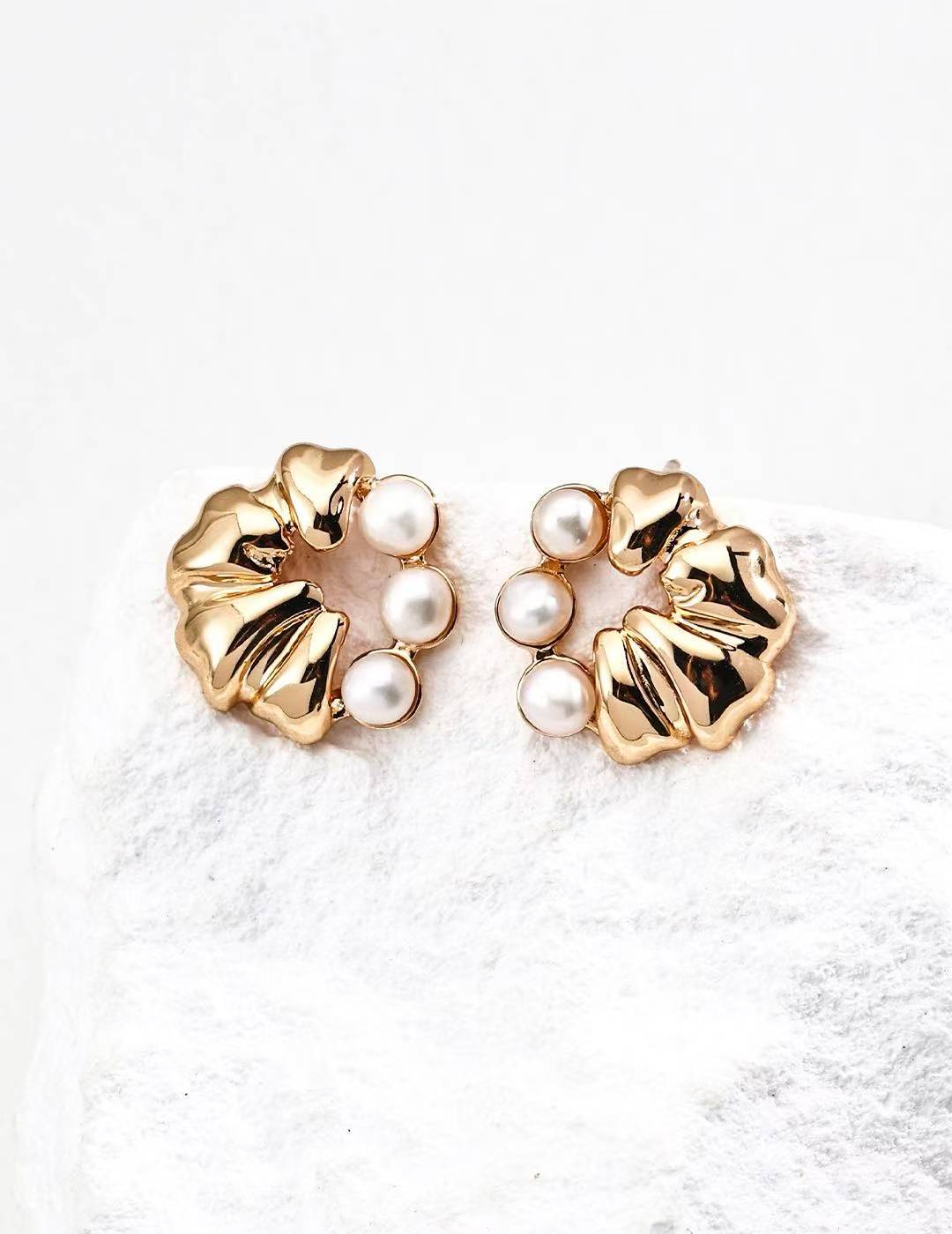 S925 Vintage Pearl Stud Earrings – Gold-Plated Silver with Faux Pearl Accent