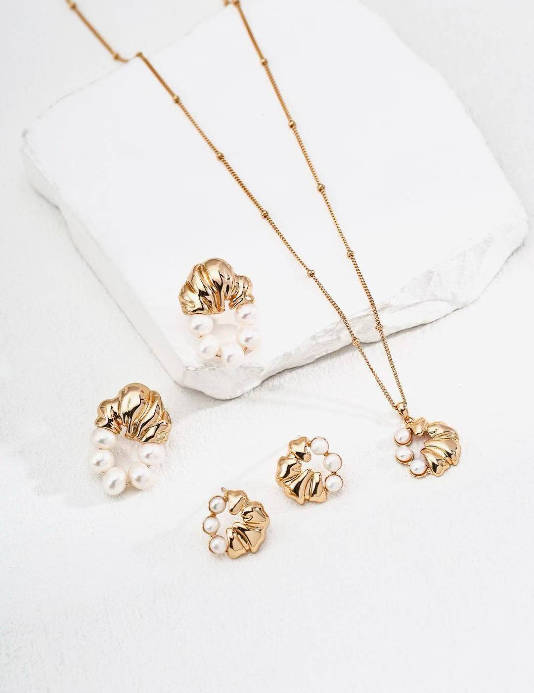 S925 Vintage Pearl Stud Earrings – Gold-Plated Silver with Faux Pearl Accent