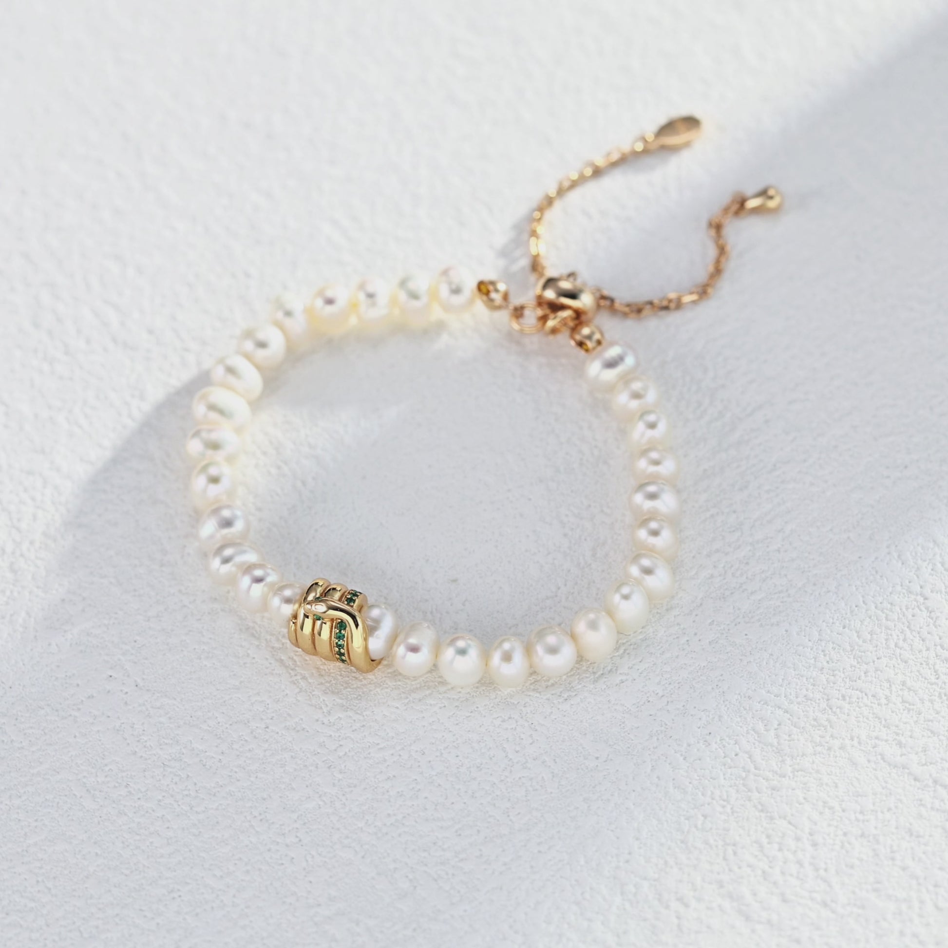 S925 Minimalist Freshwater Pearl Bracelet – Vintage Gold with Zircon Charm